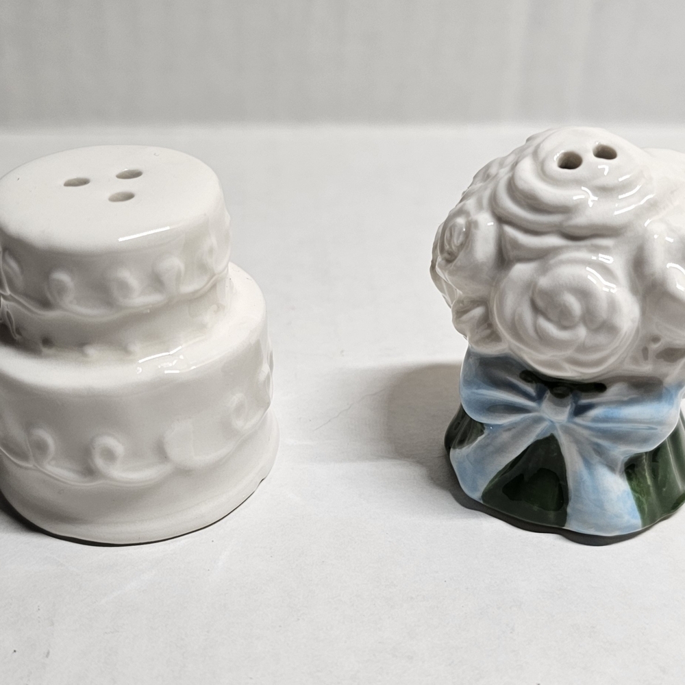 Miniature Salt And Pepper Shakers Shaped As A Wedding Cake In The Wedding Bouque - Picture 5 of 5